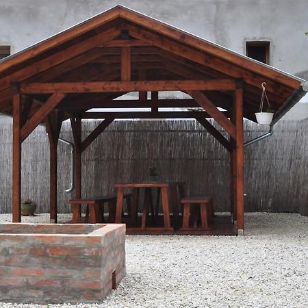 Csongradi Vendegvaro Apartmanok, Szarka Haz 外观 照片